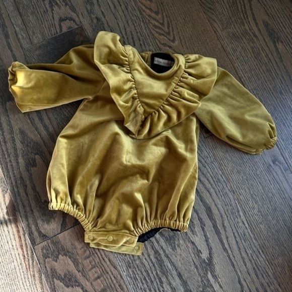 Beautiful Carbon soldier 3-6 luxury baby velvet long sleeve body rare find